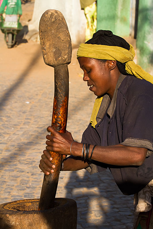 164   Crushing Teff   Harar   Ethiopia 